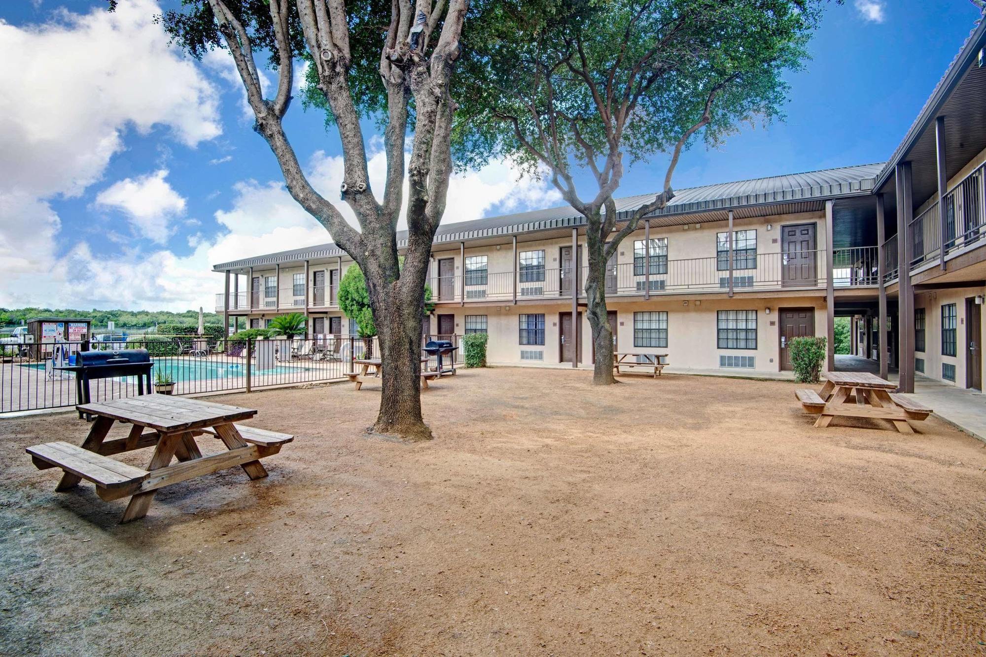 Deluxe Inn San Antonio Near Lackland Afb Exterior photo