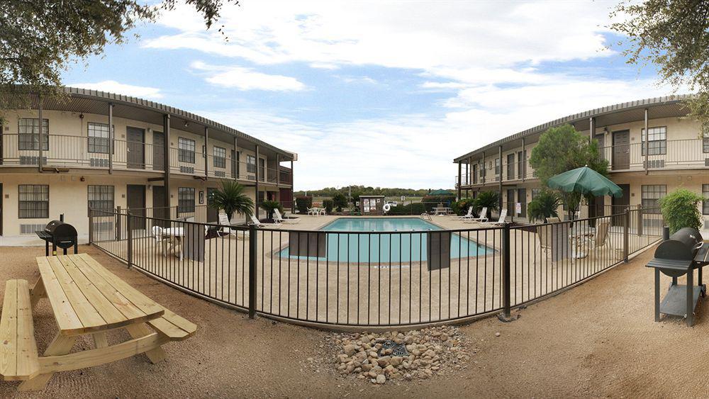 Deluxe Inn San Antonio Near Lackland Afb Exterior photo